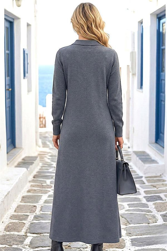 Sırtı dönük, gri renkli, yakalı ve uzun kollu modal kumaştan üretilmiş uzun elbise.