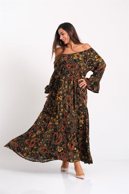 Haki renkli, şal desenli, carmen yakalı, fırfırlı kollu ve kat kat etekli uzun viskon elbise.