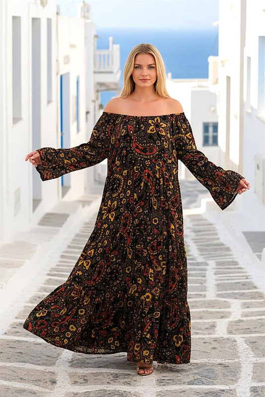 Haki renkli, şal desenli, Carmen yakalı, fırfırlı kollu ve kat kat etekli uzun viskon elbise.