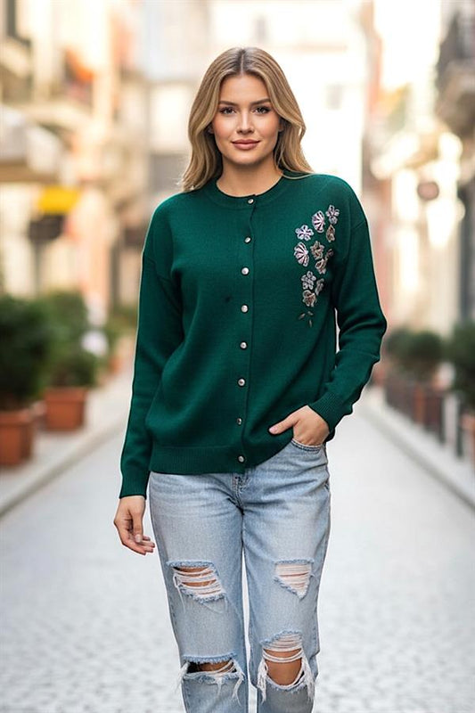 Haki renkli, çiçek nakışlı ve düğmeli triko hırka.