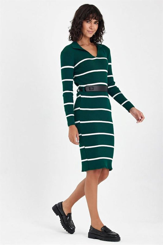 Haki renkli, beyaz çizgili, V yaka, kemerli ve diz boyu triko elbise.