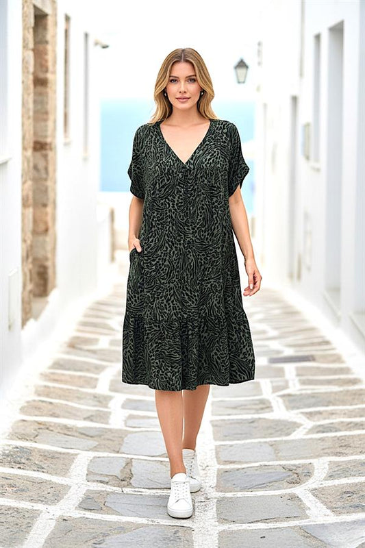 Haki renkli, desenli, V yaka, cepli ve etek ucu fırfırlı viskon elbise.