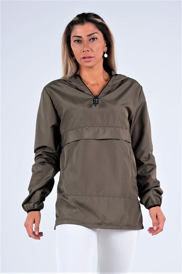 Haki renkli, kapüşonlu, fermuarlı ve kanguru cepli ince yağmurluk.
