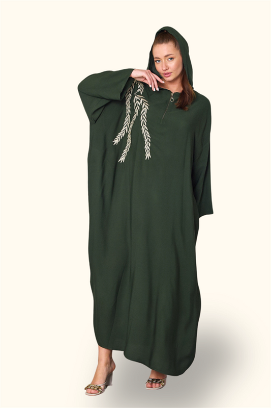 Haki renkli, kapüşonlu, nakış detaylı ve fermuarlı oversize uzun elbise.