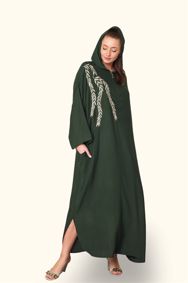 Haki renkli, kapüşonlu, nakış detaylı, cepli ve yan yırtmaçlı oversize uzun elbise.
