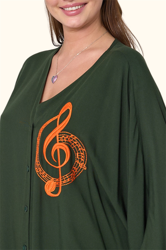 Haki renkli, V yakalı, göğüs kısmında turuncu nota nakışı bulunan oversize uzun gömlek elbise.