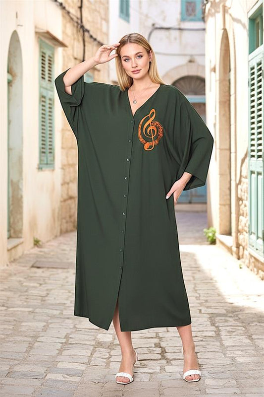 Haki renkli, V yakalı, göğüs kısmında nota nakışı bulunan, düğmeli ve oversize uzun gömlek elbise.