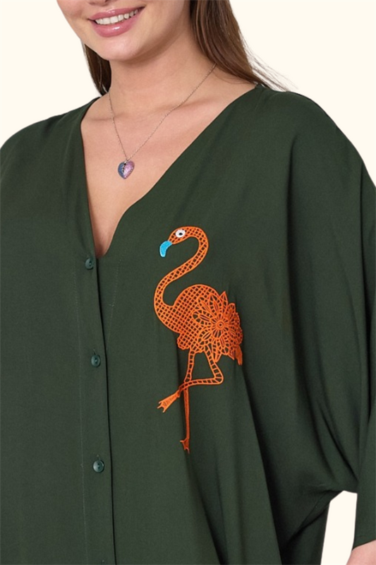 Haki renkli, V yakalı, ön kısmında turuncu flamingo nakışı bulunan oversize gömlek elbise.