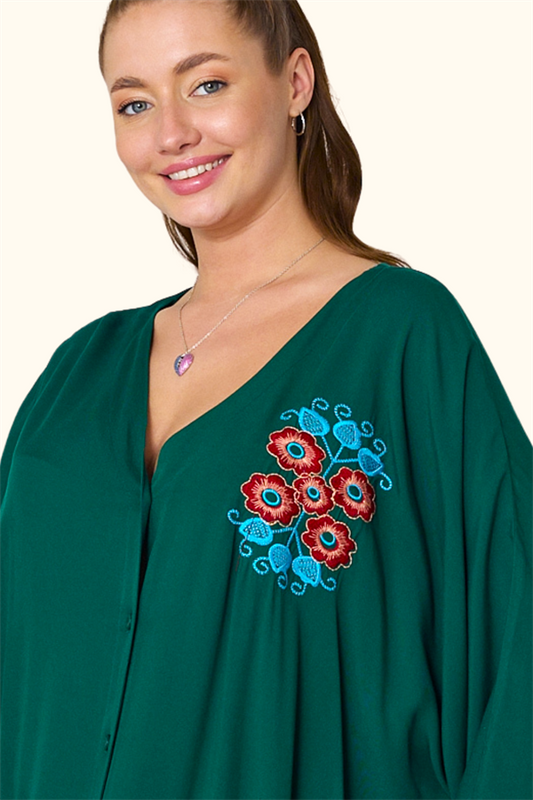 Haki renkli, V yakalı, göğüs kısmında çiçek nakışları bulunan oversize uzun gömlek elbise.