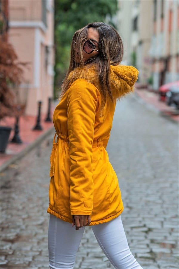 Hardal rengi, içi ve kapüşonu kürklü, beli büzgülü gabardin mont.