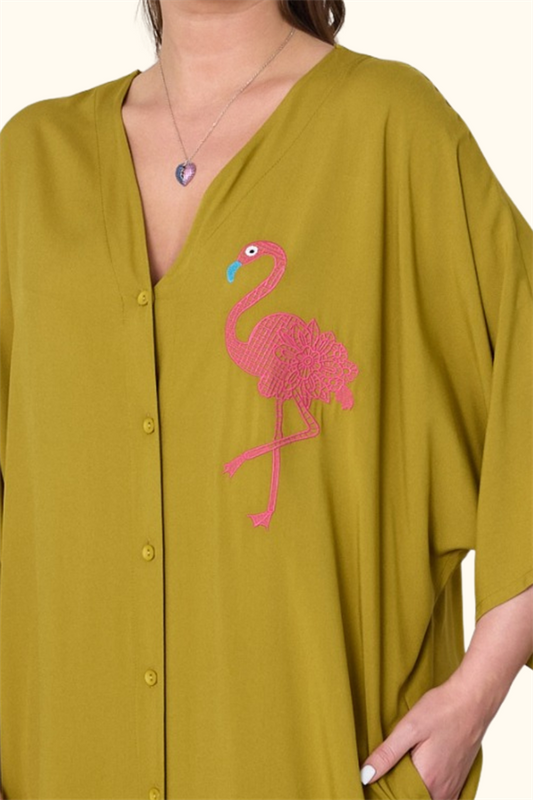 Hardal rengi V yaka, flamingo nakışlı, cepli ve oversize uzun viskon gömlek elbise.