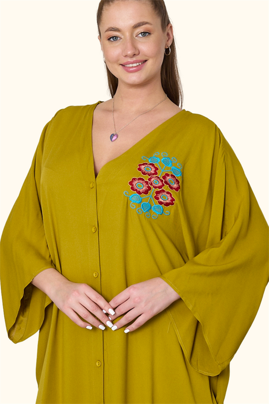 Hardal rengi V yaka, göğsü çiçek nakışlı, oversize uzun viskon gömlek elbise.