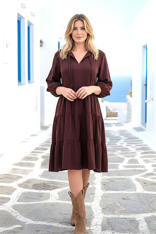 Kahverengi, yaka ve bel bağlamalı, kat detaylı, diz boyu viskon elbise.