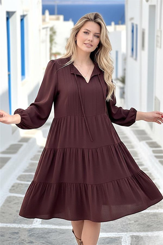 Kahverengi, uzun kollu, yaka bağlamalı ve katlı etek detaylı diz boyu viskon elbise.