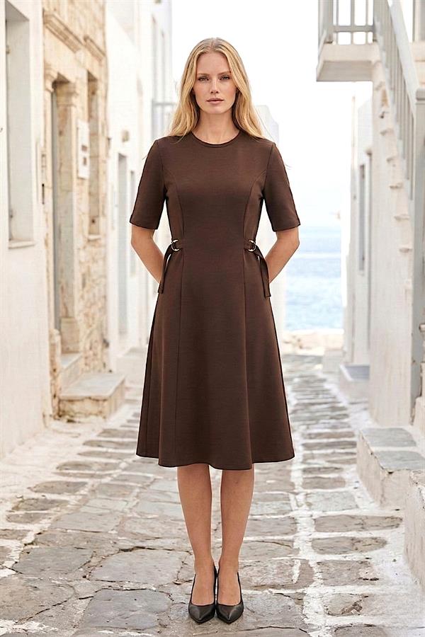 Kahverengi bisiklet yaka midi boy elbise, bel kısmında metal halka detaylarına sahiptir.