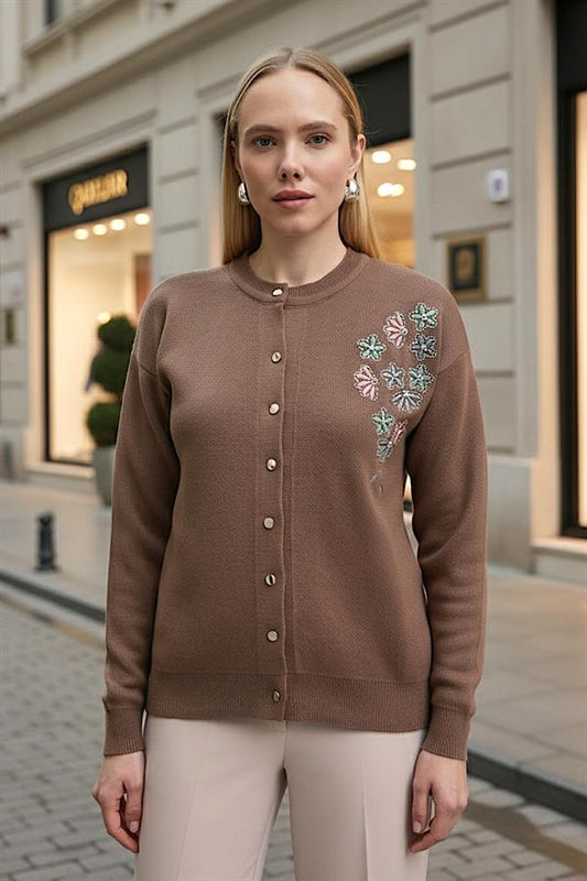 Kahverengi, çiçek nakışlı, düğmeli ve triko kumaştan üretilmiş uzun kollu hırka.