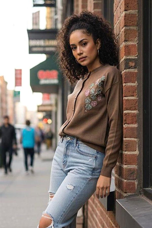 Kahverengi, çiçek nakışlı, düğmeli ve triko kumaştan üretilmiş uzun kollu hırka.