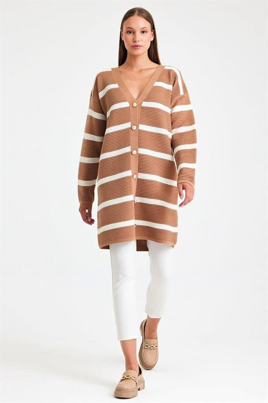 Kahverengi ve beyaz çizgili, fitilli, düğmeli, uzun triko hırka.