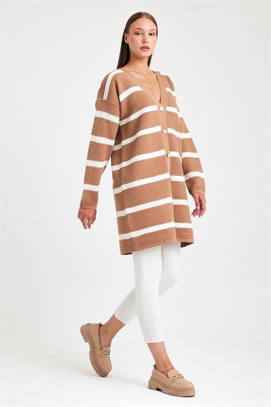 Beyaz çizgili, fitilli dokulu, düğmeli ve uzun kahverengi triko hırka.