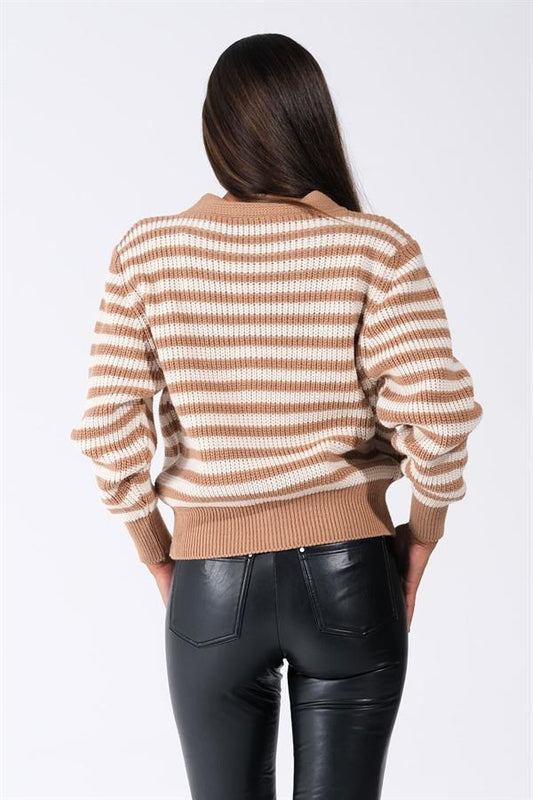 Sırtı dönük bir modelin üzerinde kahverengi beyaz çizgili triko hırka.