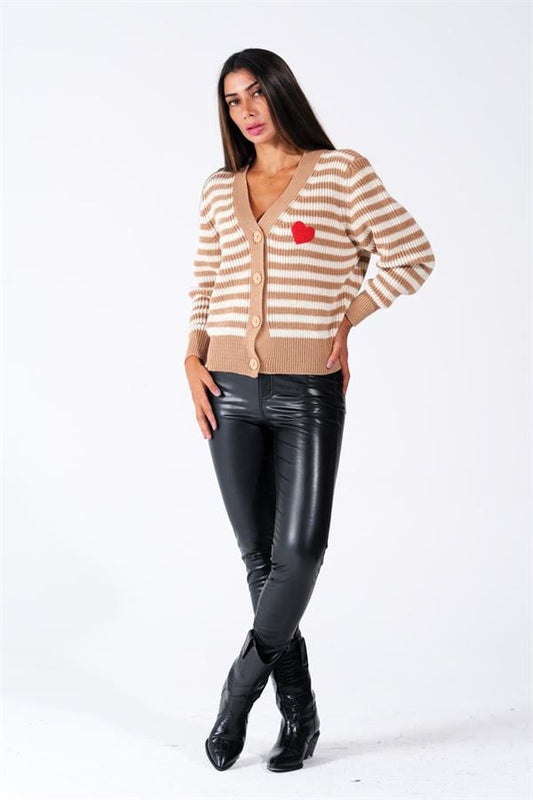 Kahverengi beyaz çizgili, üzerinde kırmızı kalp detayı bulunan düğmeli triko hırka.