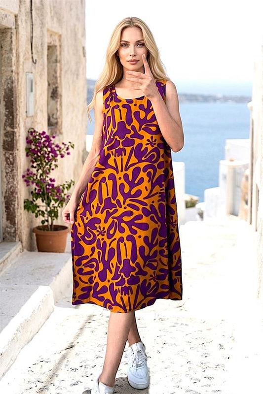 Mor desenli, kalın askılı, cepli, midi boy viskon elbise giyen bir kadın.