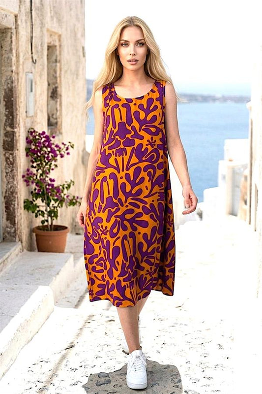 Mor desenli, kalın askılı, cepli, midi boy viskon elbise giyen bir kadın.