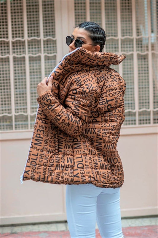 Kahverengi, dik yakalı, üzerinde dosya uzantıları yazılı, su geçirmez şişme mont.