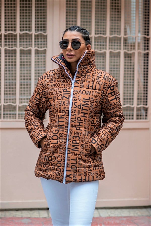 Kahverengi dik yakalı, üzerinde çeşitli yazılar bulunan su geçirmez şişme mont.