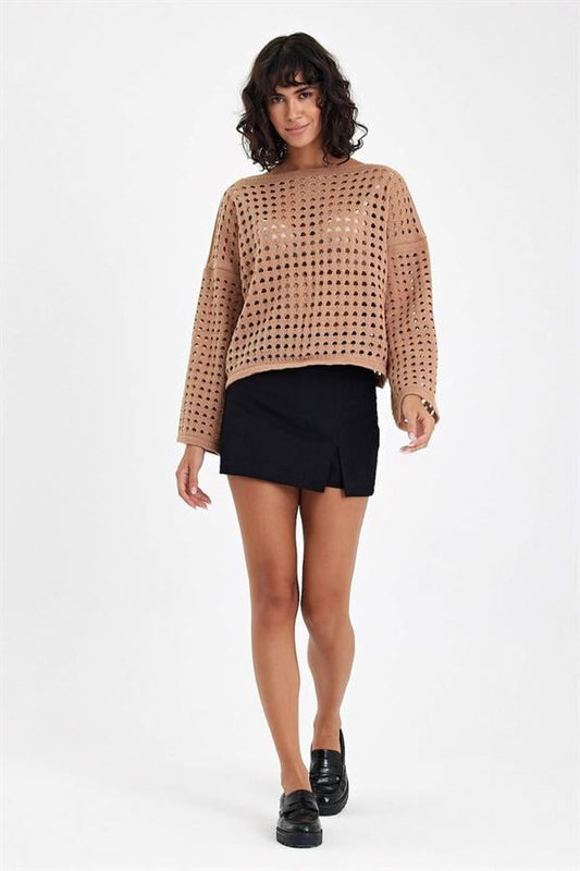 Kahverengi, file detaylı, ispanyol kollu ve delikli örgü crop triko kazak.