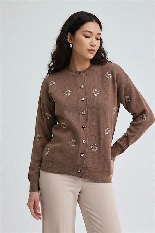 Kahverengi, kalp nakışlı, düğmeli ve triko kumaştan üretilmiş uzun kollu hırka.