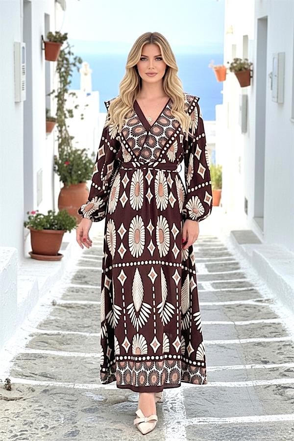 Kahverengi kruvaze yaka, desenli, uzun kollu ve kuşaklı viskon elbise.