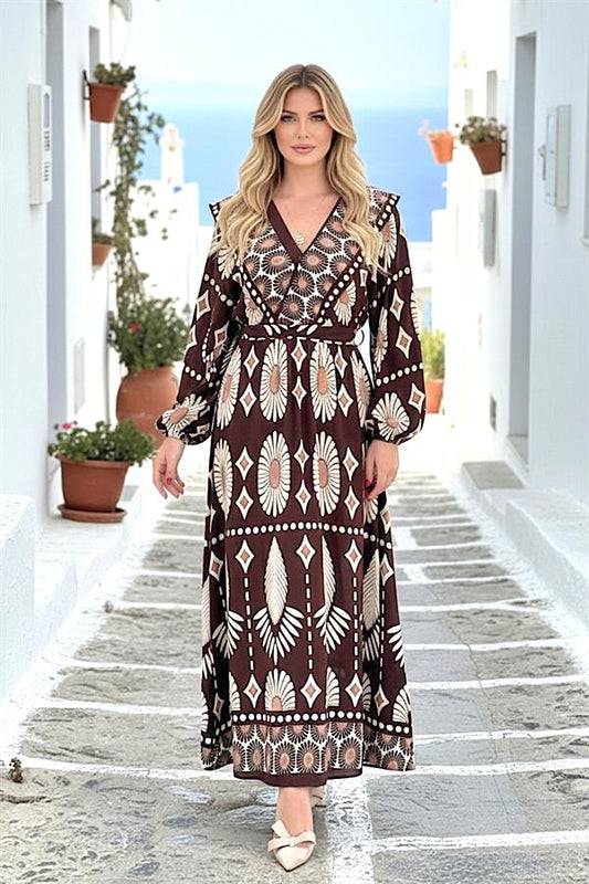 Kahverengi kruvaze yaka, desenli, uzun kollu ve kuşaklı viskon elbise.