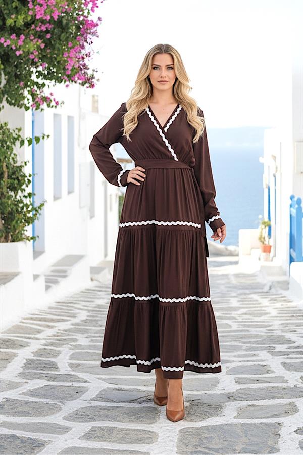 Beyaz zikzak detaylı, kruvaze yakalı, kuşaklı ve kat kat kesim kahverengi uzun elbise.