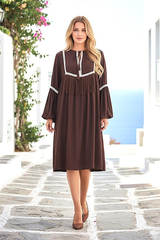 Kahverengi, uzun kollu, püskül detaylı ve diz boyu viskon elbise.