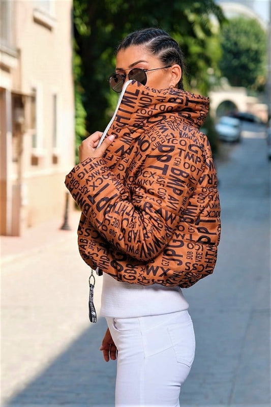 Kahverengi üzerine siyah yazılı, dik yakalı, kısa ve su geçirmez şişme mont.