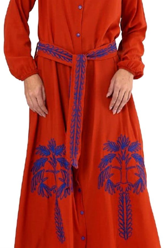 Kiremit rengi, gömlek yakalı, mavi nakış detaylı ve kemerli uzun viskon elbise.