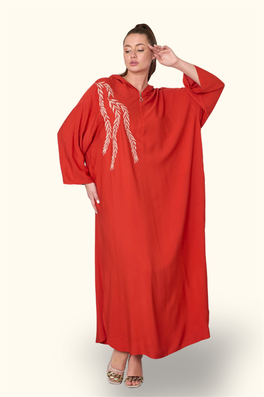 Kiremit rengi, kapüşonlu, nakış detaylı ve fermuarlı oversize uzun elbise.