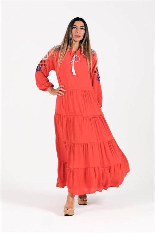 Kiremit rengi, yakası bağcıklı, kolları nakışlı ve etek kısmı kat kat olan uzun viskon elbise.