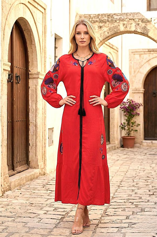 Kırmızı, uzun kollu, nakış detaylı ve boyundan bağlamalı viskon elbise.