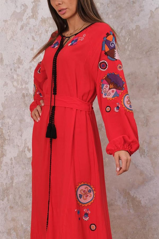 Kırmızı renkli, nakış detaylı, balon kollu ve kemerli uzun viskon elbise.