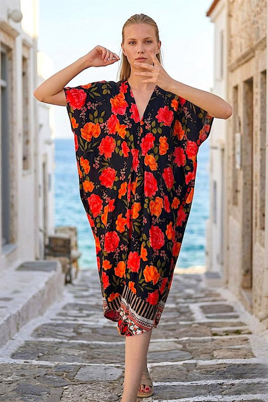 Siyah zemin üzerine kırmızı çiçek desenli, V yaka, cepli ve viskon kumaşlı elbise.