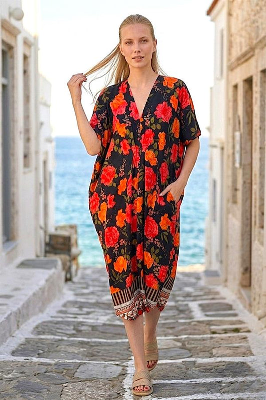 Siyah zemin üzerine kırmızı çiçek desenli, V yaka, cepli ve viskon kumaşlı midi boy elbise.