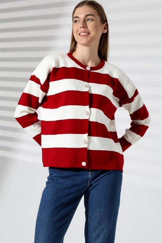 Kırmızı beyaz çizgili, düğmeli ve uzun kollu klasik triko hırka.