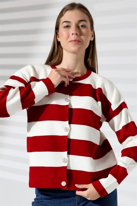 Kırmızı ve beyaz yatay çizgili, düğmeli, uzun kollu triko hırka.