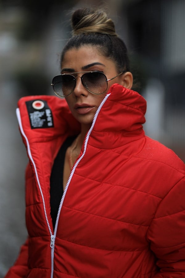 Kırmızı renkli, dik yakalı ve fermuarlı uzun şişme mont.