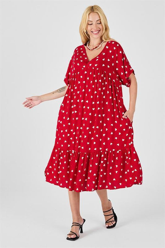 Kırmızı renkli, beyaz kalp desenli, V yaka, cepli ve fırfırlı midi boy elbise.
