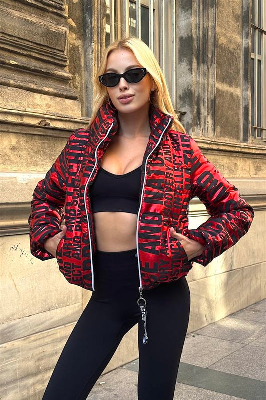 Siyah yazılı, dik yakalı, fermuarlı ve parlak kırmızı şişme mont.