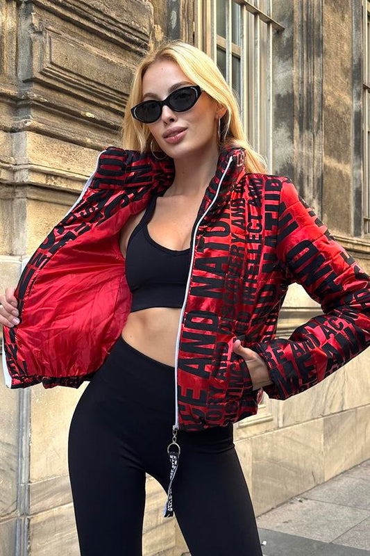 Siyah yazılı, dik yakalı, fermuarlı ve parlak kırmızı şişme mont.