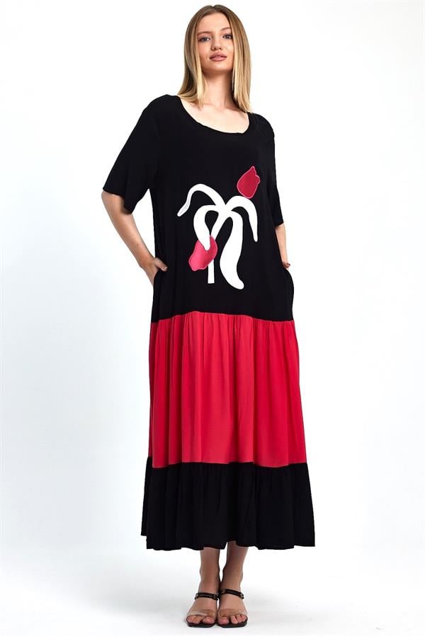 Kırmızı ve siyah renkli, lale nakışlı, kısa kollu, cepli ve uzun viskon elbise.